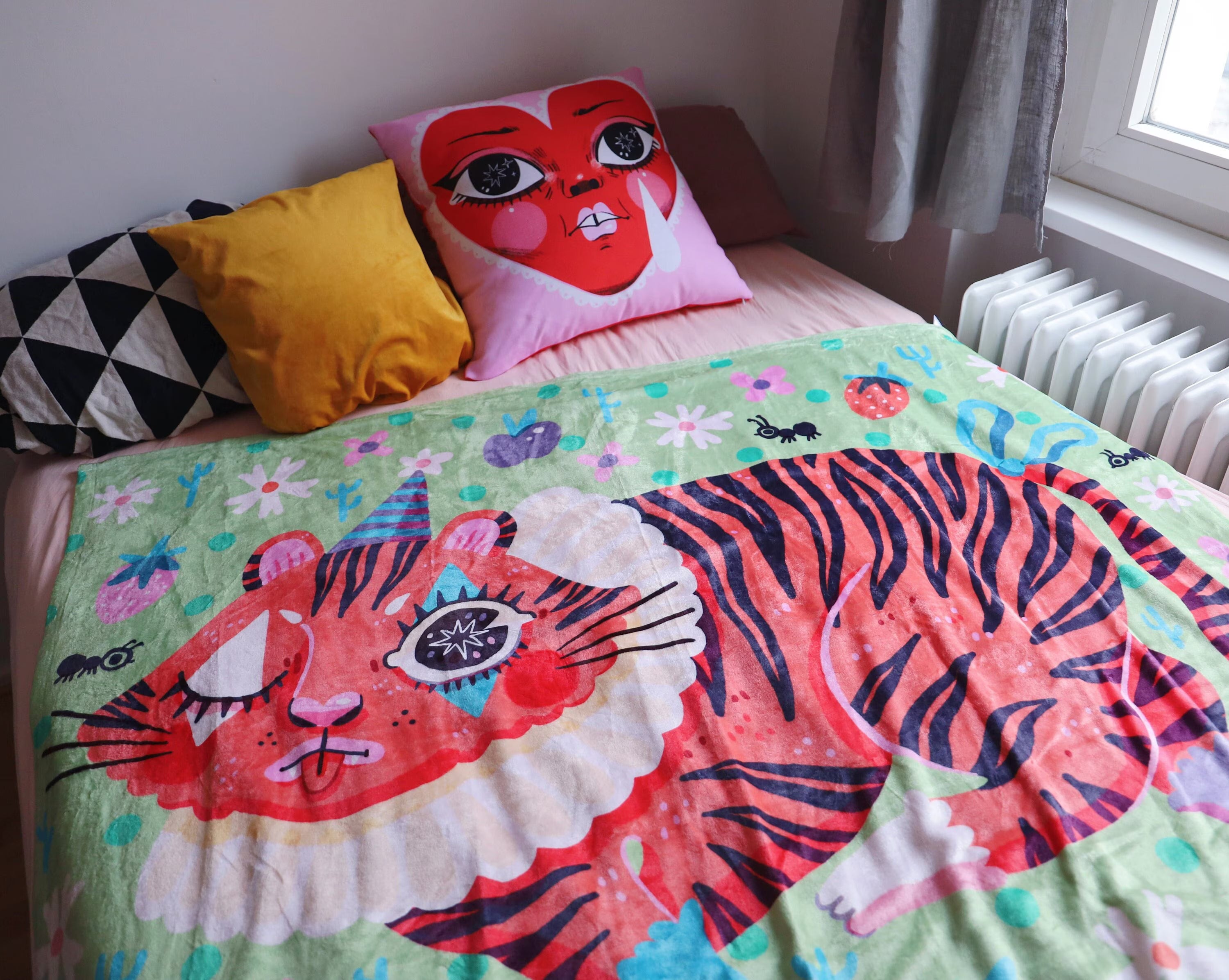 Clown Tiger - Throw Blanket